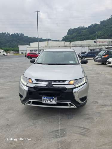 Vendo Linda Mitsubishi Outlander ES modelo 2020 4x2 