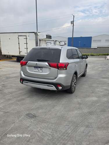 Vendo Linda Mitsubishi Outlander ES modelo 2020 4x2 