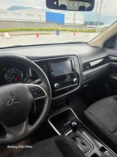 Vendo Linda Mitsubishi Outlander ES modelo 2020 4x2 