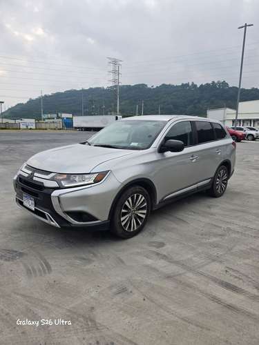 Vendo Linda Mitsubishi Outlander ES modelo 2020 4x2 