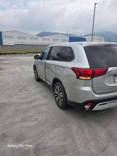 Vendo Linda Mitsubishi Outlander ES modelo 2020 4x2 