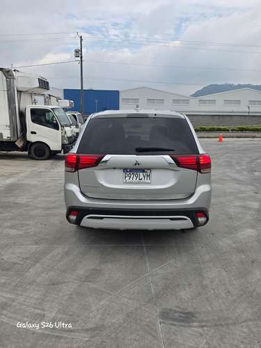 Vendo Linda Mitsubishi Outlander ES modelo 2020 4x2 