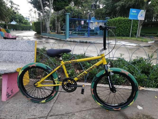 VENDO BICICLETA BMX #20 LLANTAS NUEVAS CAMUFLAJEADAS 20X2.40 FRENOS FUNCIONANDO GANGA. - Imagen 2