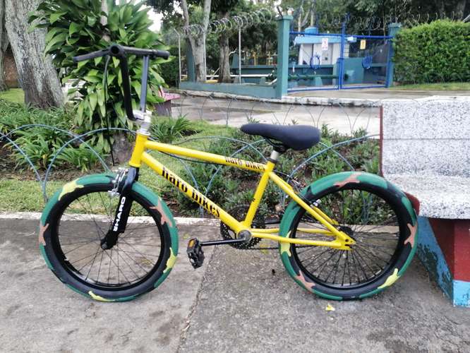 VENDO BICICLETA BMX #20 LLANTAS NUEVAS CAMUFLAJEADAS 20X2.40 FRENOS FUNCIONANDO GANGA.