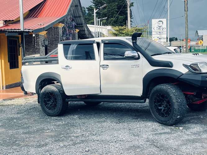 TOYOTA HILUX 3.0