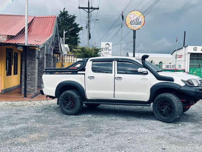 TOYOTA HILUX 3.0