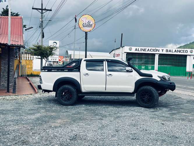 TOYOTA HILUX 3.0