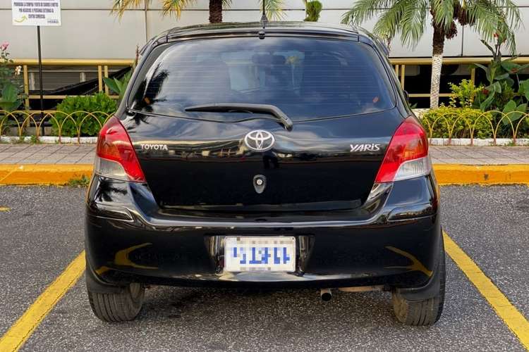 TOYOTA YARIS 4 PUERTAS, 1 DUEÑO. BOLSAS COMPLETAS, BIEN CUIDADO 