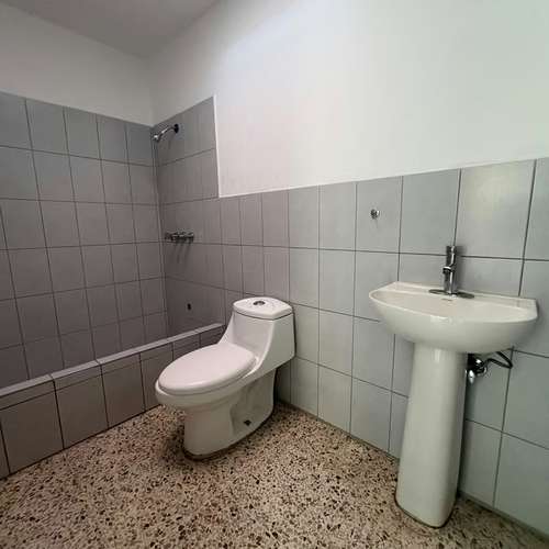 ALQUILO AMPLIA CASA COMERCIAL ZONA 15  - Imagen 10