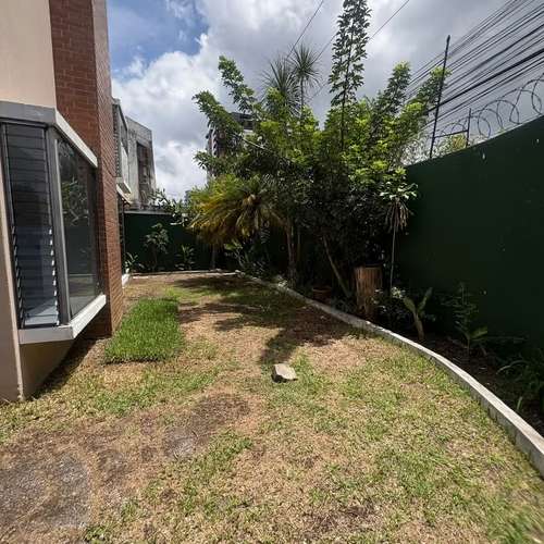 ALQUILO AMPLIA CASA COMERCIAL ZONA 15  - Imagen 4