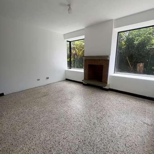 ALQUILO AMPLIA CASA COMERCIAL ZONA 15  - Imagen 5