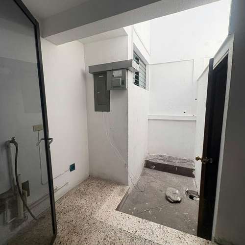 ALQUILO AMPLIA CASA COMERCIAL ZONA 15  - Imagen 9