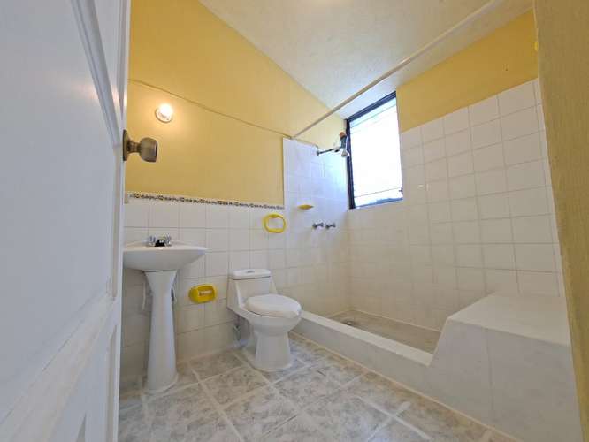 CASA CON BUENA UBICACIÓN CERCA DE LOS COLEGIOS LICEO JAVIER Y MONTE MARÍA - Imagen 4