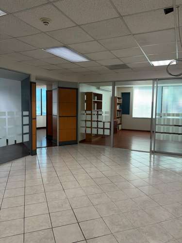 MODERNA OFICINA EN VENTA ZONA 14, EUROPLAZA - Imagen 3