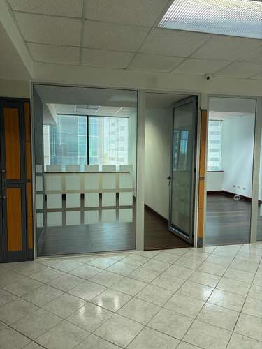 MODERNA OFICINA EN VENTA ZONA 14, EUROPLAZA - Imagen 8