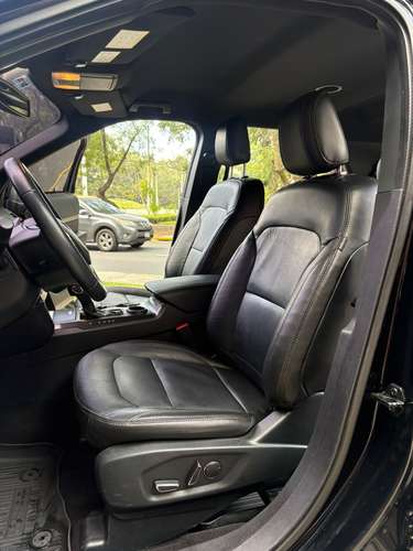 Ford Explorer XLT año 2018 de agencia con 74,000 kms  - Imagen 5
