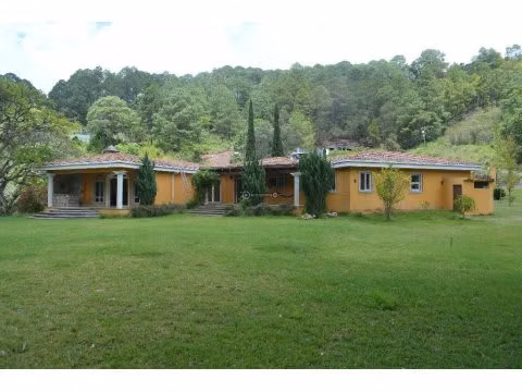 Venta elegante residencia amplios espacios dentro y fuera Sta. Lucía