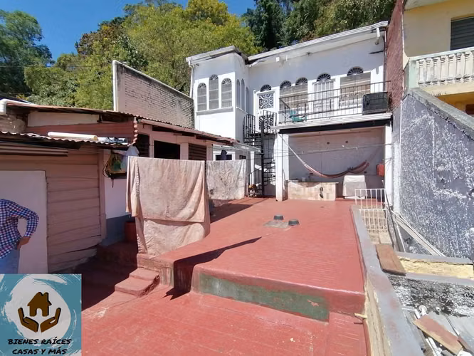 VENDO AMPLIA CASA CON 2 APARTAMENTOS INCLUIDOS EN BARRIO GUANACASTE - Imagen 7
