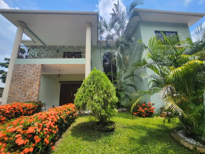 Amplia Casa En Venta Res. El Pedregal San Pedro Sula