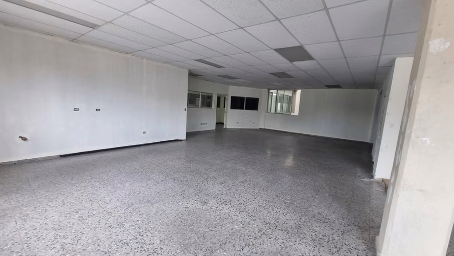 Local de Oficinas con Vista desde 300 m2 en RENTA en Lomas del Guijarro - Imagen 2