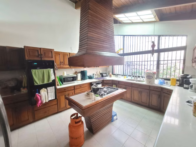 Se Vende Hermosa Casa Res. Pinares Hatillo Km. 6.5