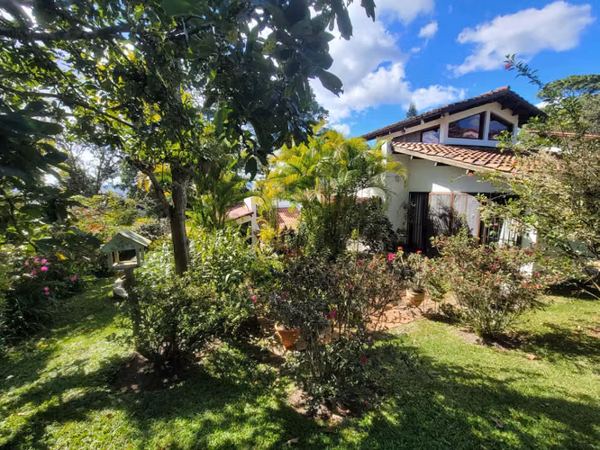 Se Vende Hermosa Casa Res. Pinares Hatillo Km. 6.5