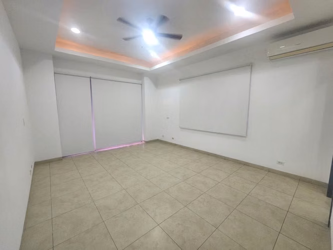 Se Vende condominio en Merendon Hills - Imagen 4