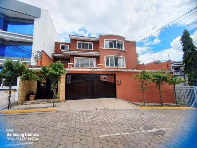 Venta de Hermosa Casa en las Lomas del Guijarro, en Tegucigalpa.