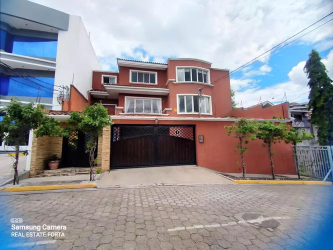 Venta de Hermosa Casa en las Lomas del Guijarro, en Tegucigalpa.