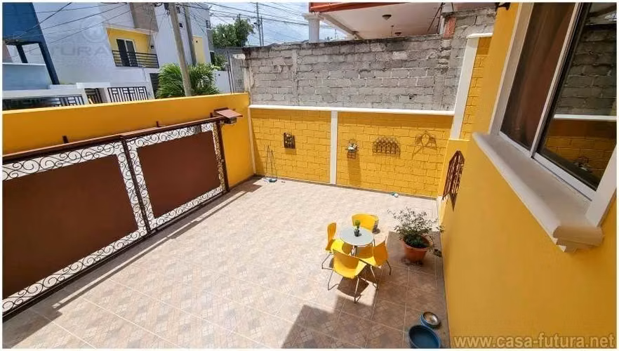 Hermosa Casa en las Uvas Iluminada, Circuito Cerrado con Patio y Buena Vista!