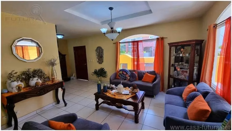 Hermosa Casa en las Uvas Iluminada, Circuito Cerrado con Patio y Buena Vista!