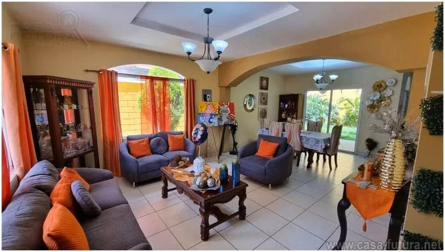 Hermosa Casa en las Uvas Iluminada, Circuito Cerrado con Patio y Buena Vista!