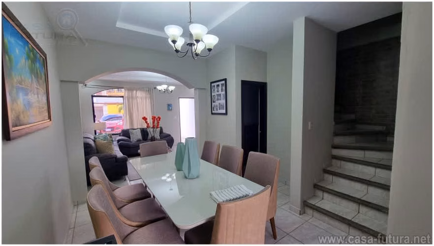 Acogedor Townhouse en Circuito Cerrado con Vista en Residencial las Uvas