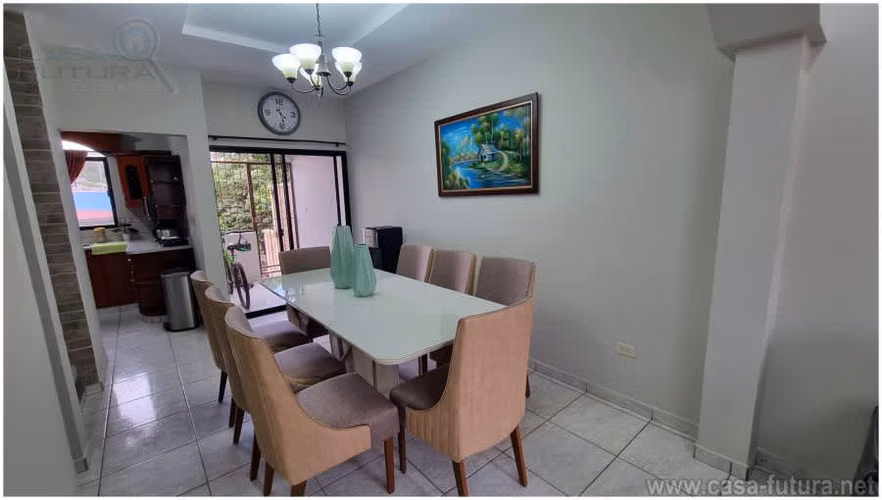 Acogedor Townhouse en Circuito Cerrado con Vista en Residencial las Uvas