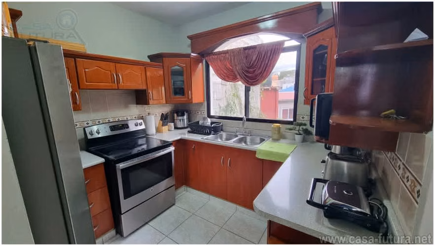 Acogedor Townhouse en Circuito Cerrado con Vista en Residencial las Uvas