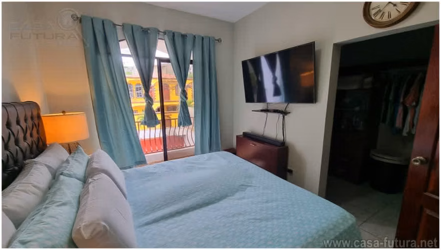 Acogedor Townhouse en Circuito Cerrado con Vista en Residencial las Uvas