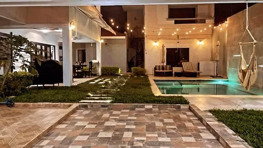Venta de Hermosa Casa con Piscina, en la Residencial Las Uvas, en Tegucigalpa.