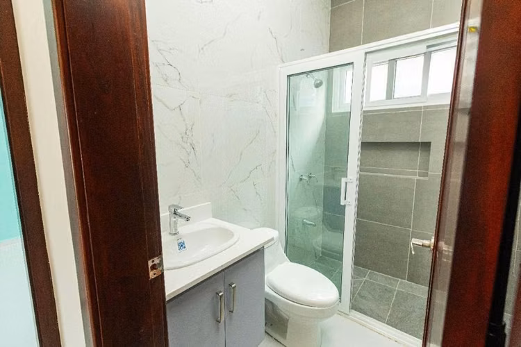 Se vende hermosa casa más terreno en Villas Valencia - Imagen 4