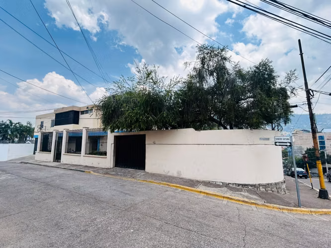 Se Vende Amplia Casa Col. Palmira