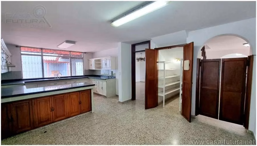AMPLIA Casa de 4 Habitaciones+ Estudio @ Lomas del Mayab - Uso Residencial / Ofi