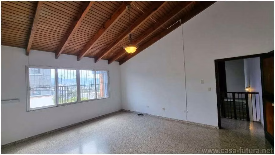 AMPLIA Casa de 4 Habitaciones+ Estudio @ Lomas del Mayab - Uso Residencial / Ofi