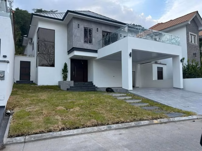 Venta de Hermosa Casa con Piscina, en Merendón Hills, en San Pedro Sula.
