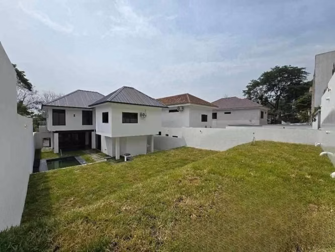 Venta de Hermosa Casa con Piscina, en Merendón Hills, en San Pedro Sula.