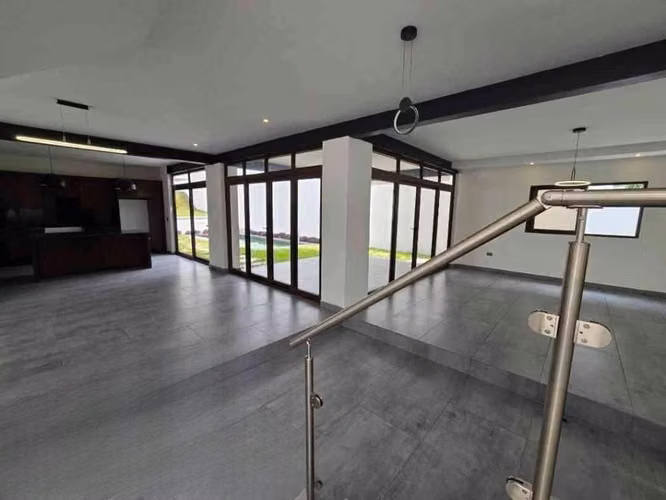 Venta de Hermosa Casa con Piscina, en Merendón Hills, en San Pedro Sula.
