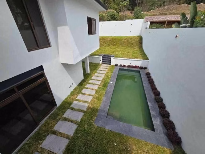 Venta de Hermosa Casa con Piscina, en Merendón Hills, en San Pedro Sula.