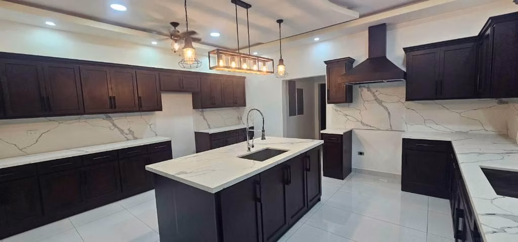 Venta de Hermosa Casa con Piscina, en Merendón Hills, en San Pedro Sula (1)
