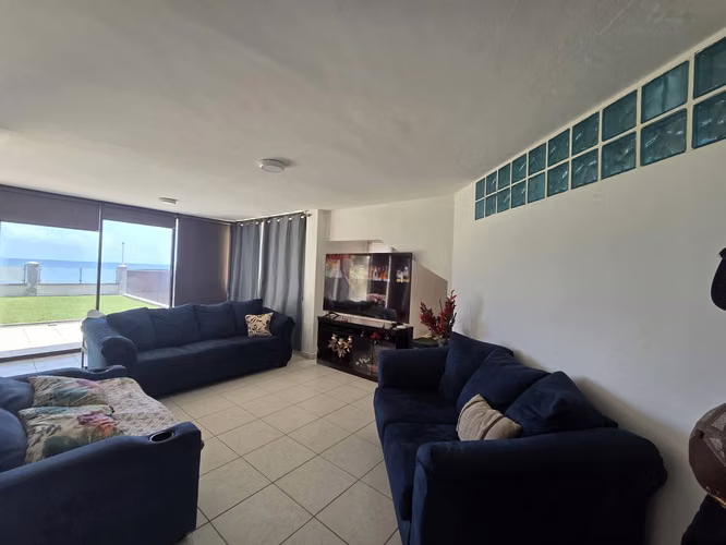 Se Vende Casa en La Riviera, Cortes, frente a la playa.