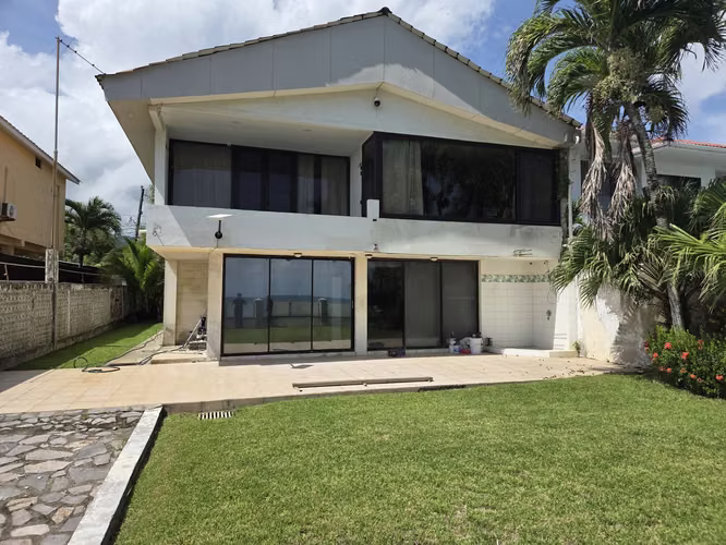 Se Vende Casa en La Riviera, Cortes, frente a la playa.