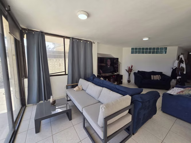 Se Vende Casa en La Riviera, Cortes, frente a la playa.