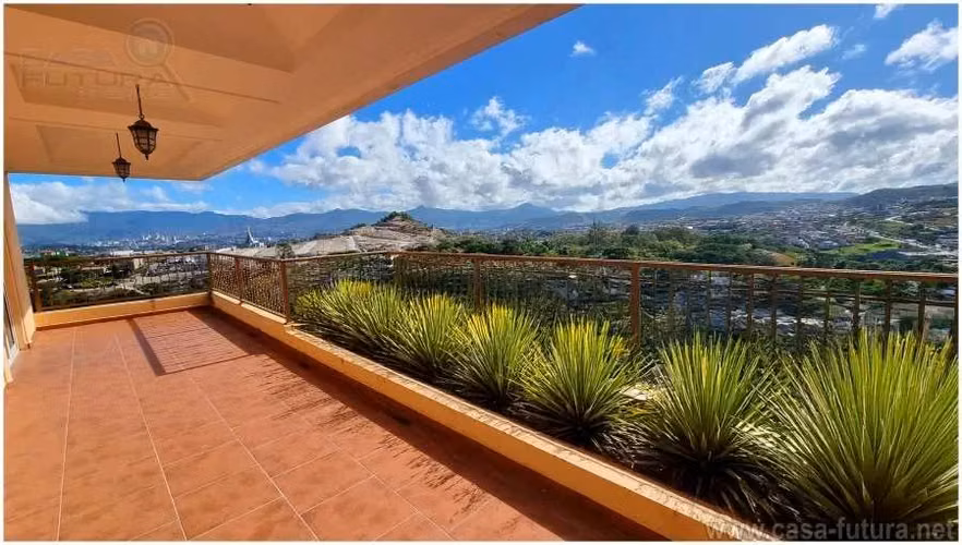 Solida Casa con Vista @ Circuito Cerrado 494 m2 +7 Parqueos y Prevision 3a Edad